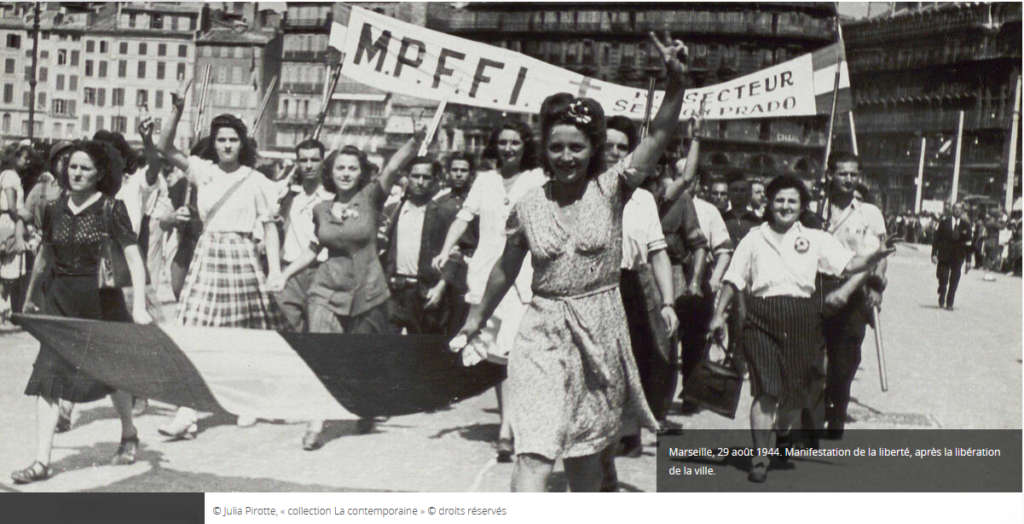 Capture d'écran d'une image de Julia Pirotte reproduite sur le site du journal du CNRS, représentant une manifestation de la liberté, à Marseille, le 29 août 1944.